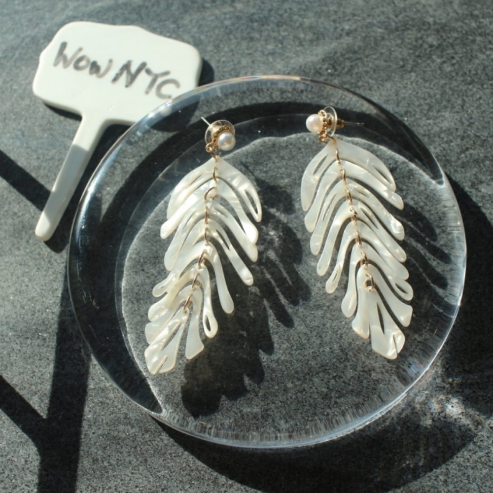 RESTOCKED🌸 Leaf leaves fun long Acrylic earrings - Picture 4 of 8